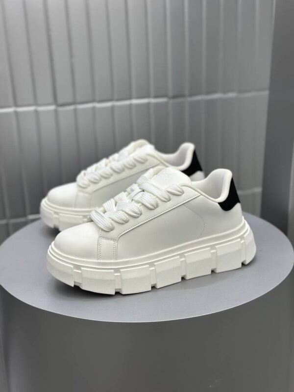 photo_5791988429632507003_y